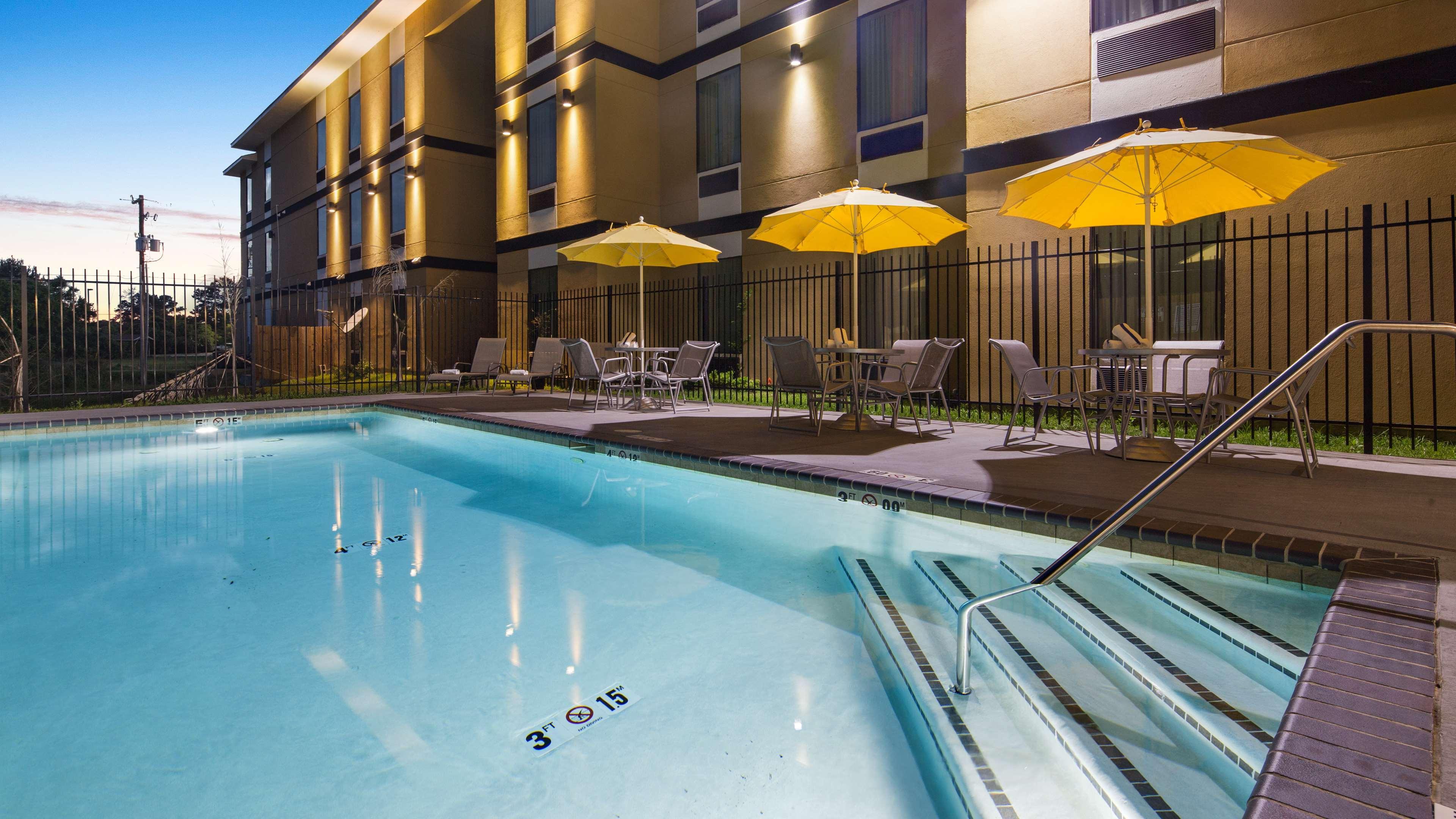 Best Western Plus Regency Park Walker Exterior photo