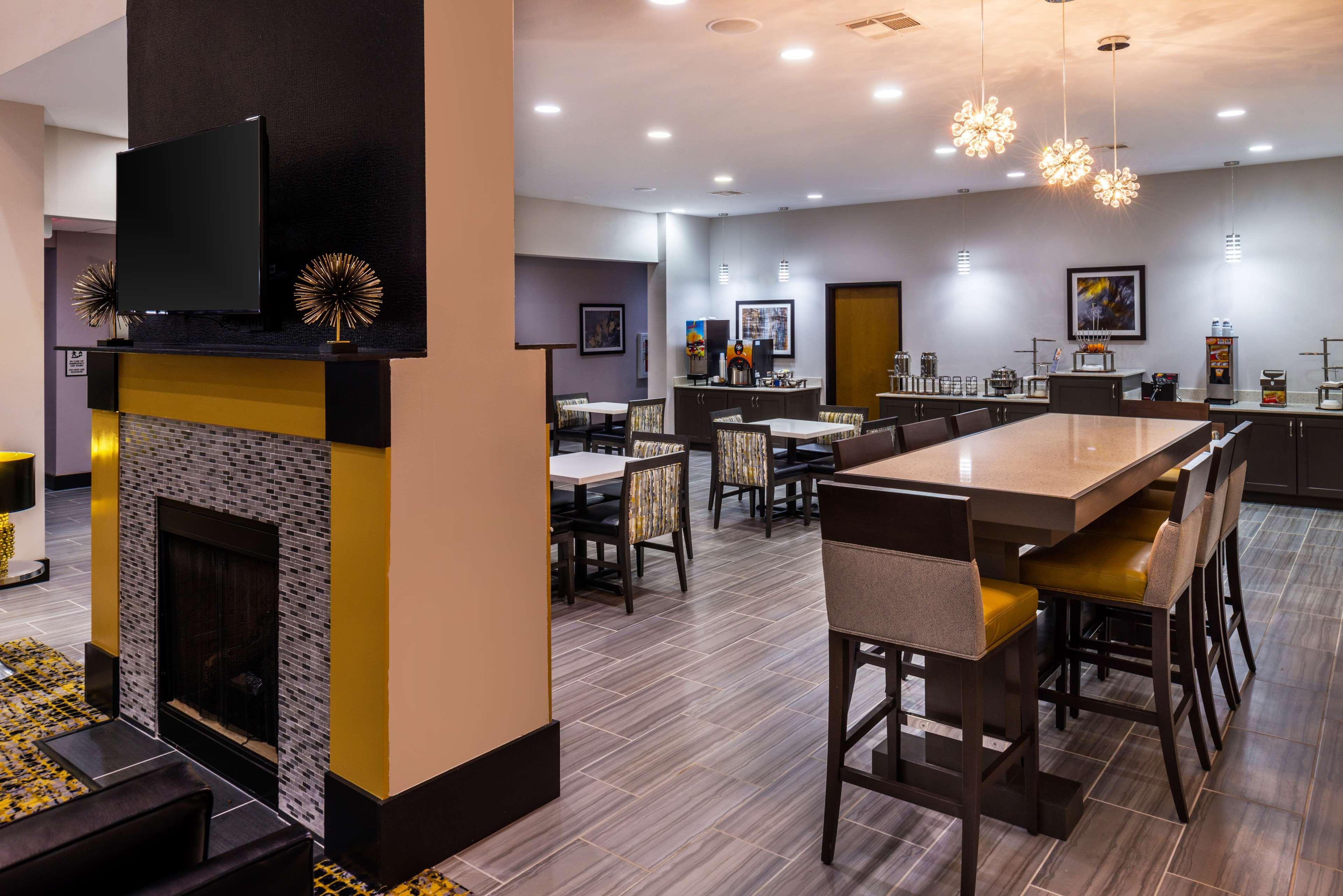 Best Western Plus Regency Park Walker Exterior photo