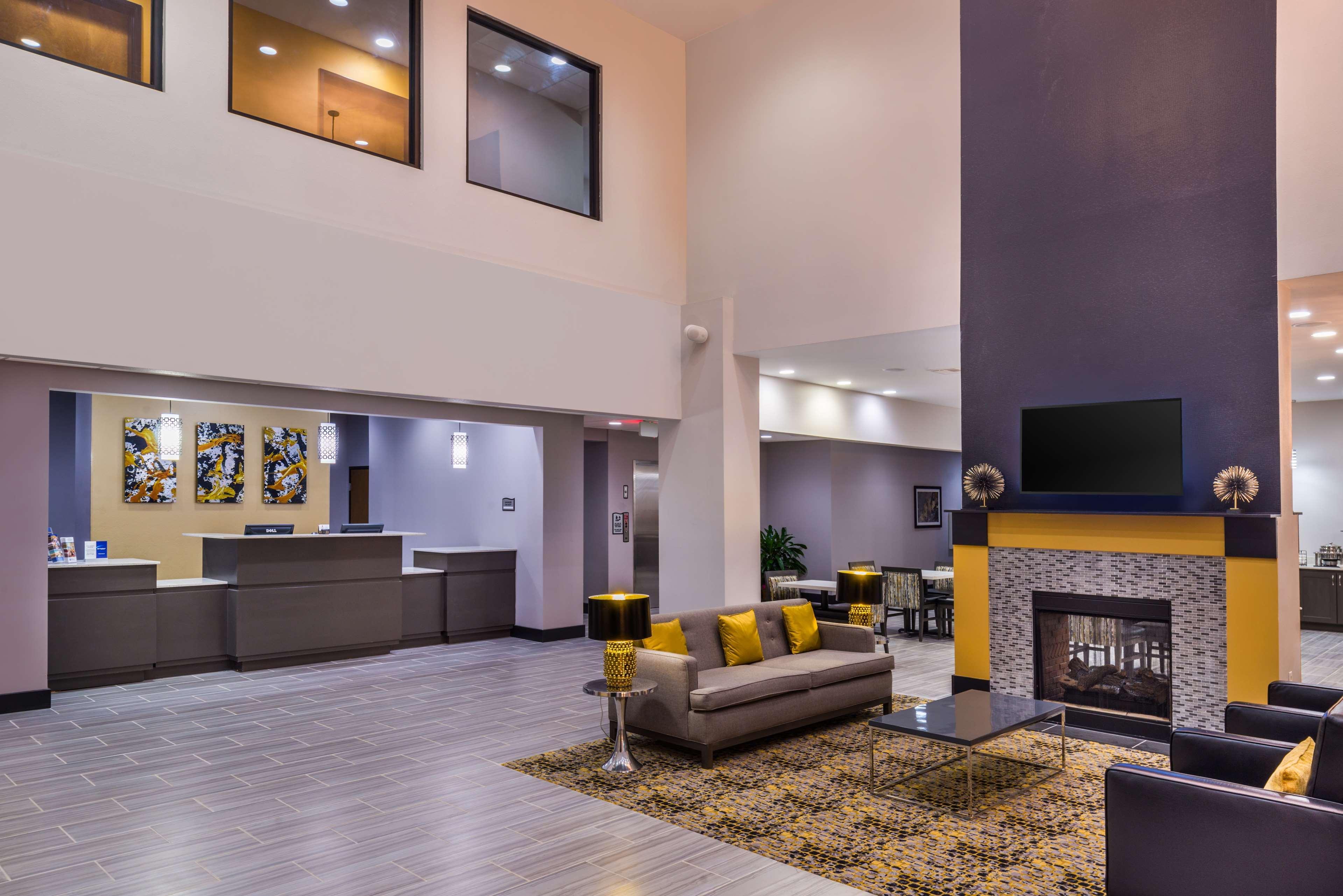 Best Western Plus Regency Park Walker Exterior photo