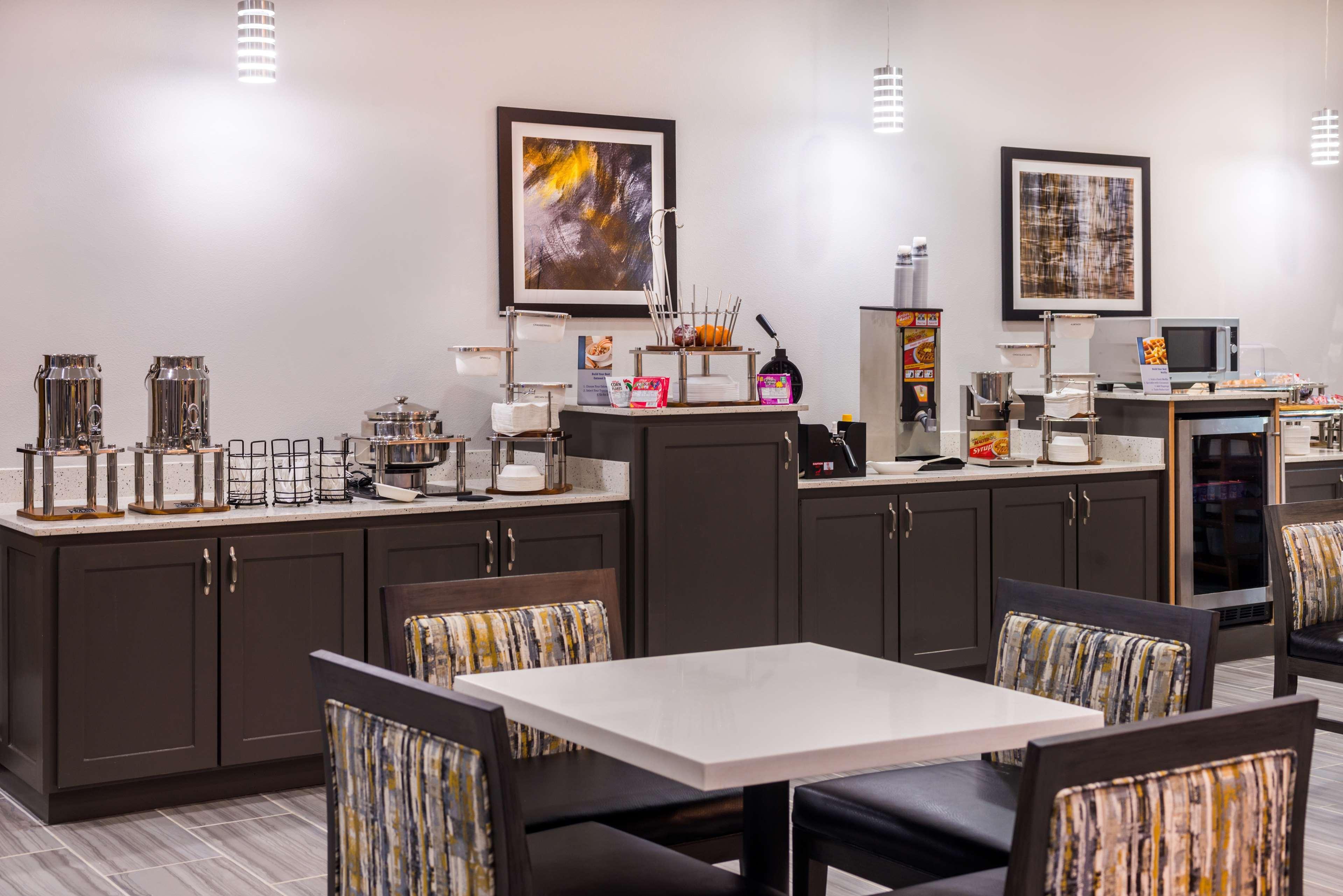 Best Western Plus Regency Park Walker Exterior photo